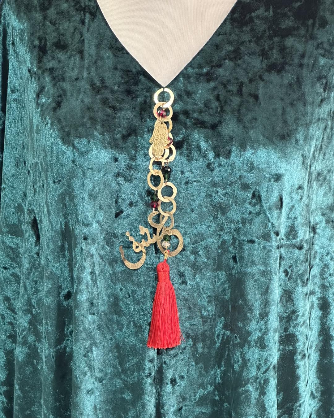 Jebba en velours royale avec un broche en cuivre