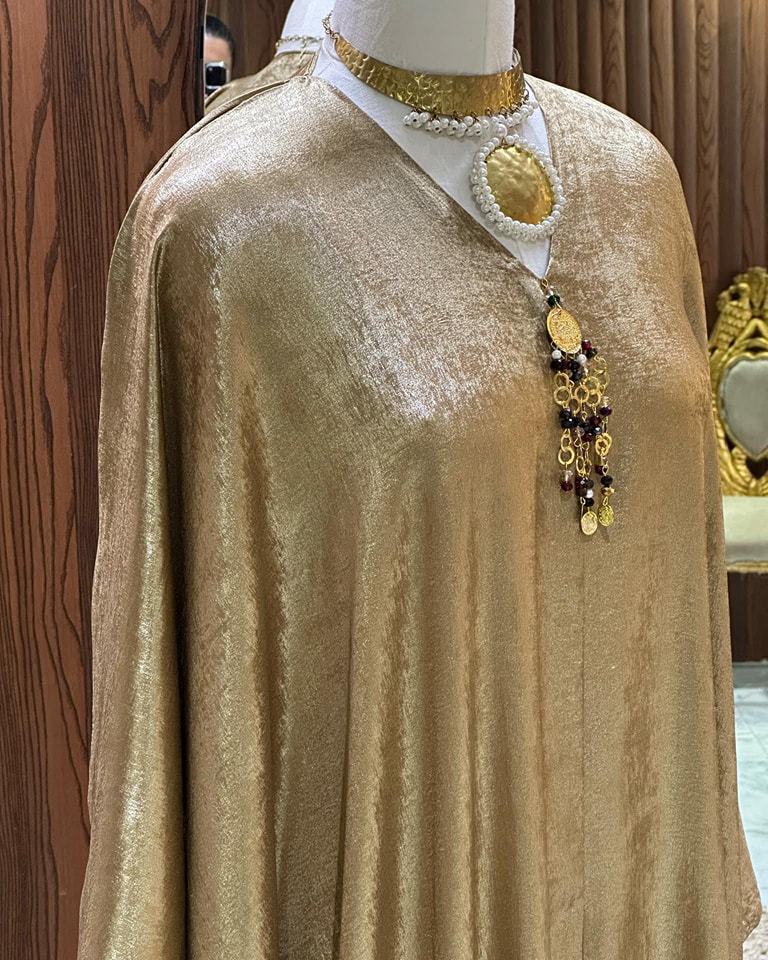 Jebba en charmeuse de soie avec broche en cuivre trempé dans l'or