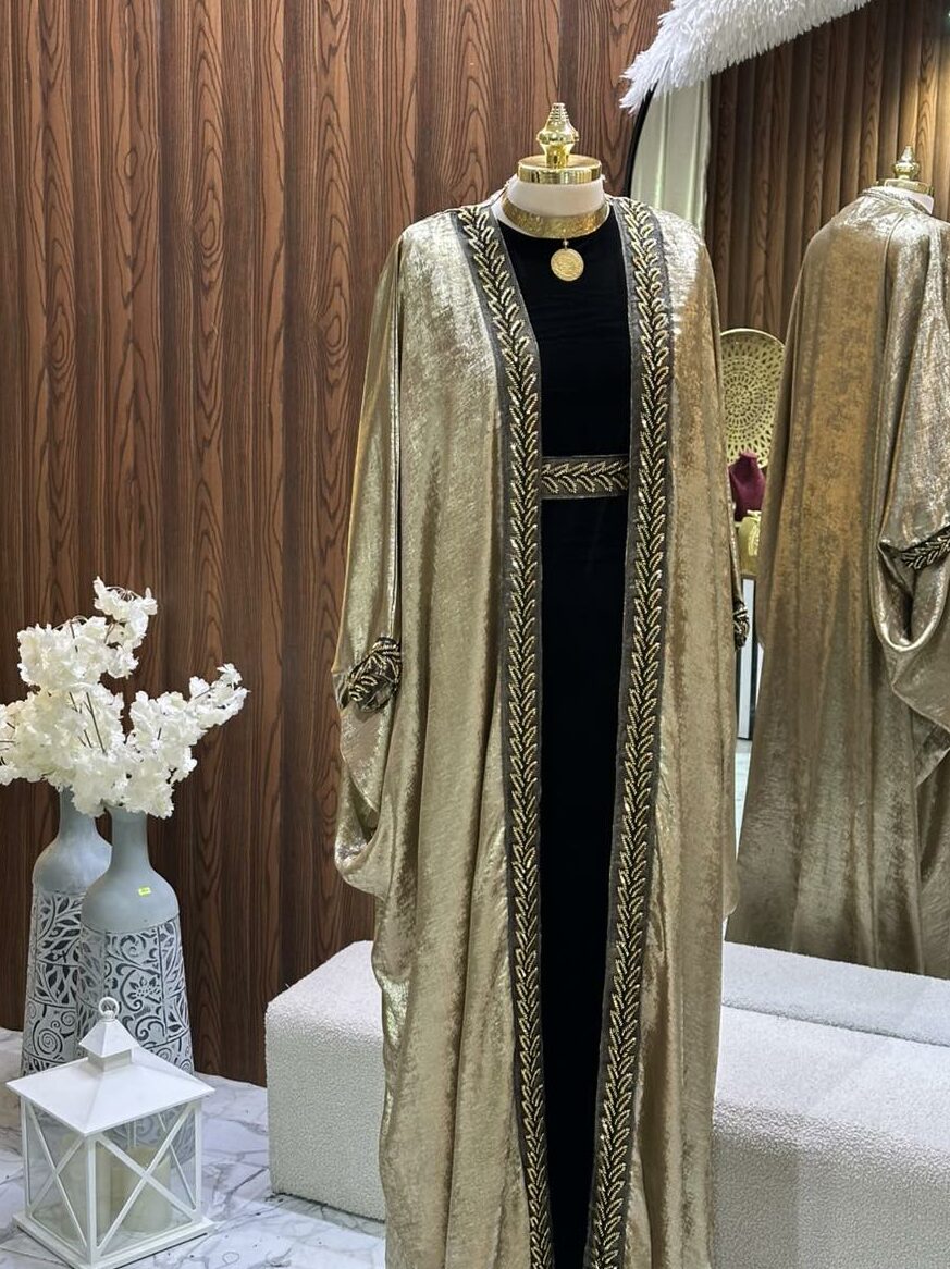 Abaya en satin de soie laqué avec fond de robe et ceinture