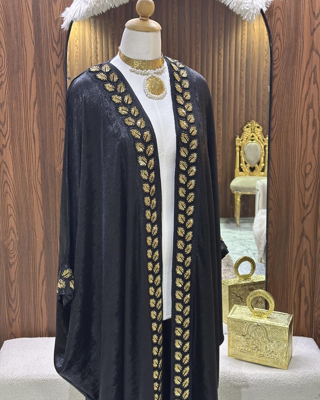 Abaya en satin de soie laqué brodé