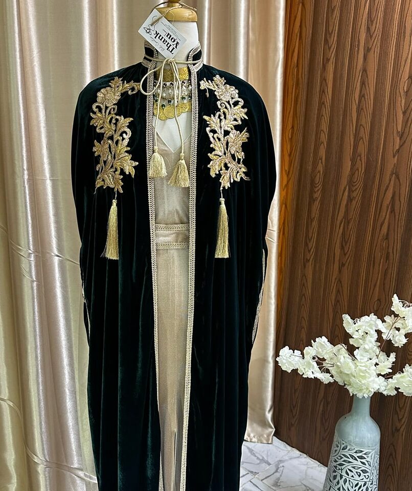 Abaya velour de soie avec fond de robe en velour royale et ceinture