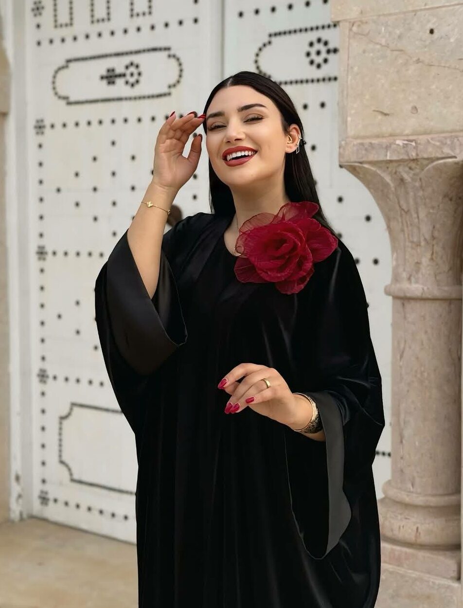 Abaya en satin avec broche fleur