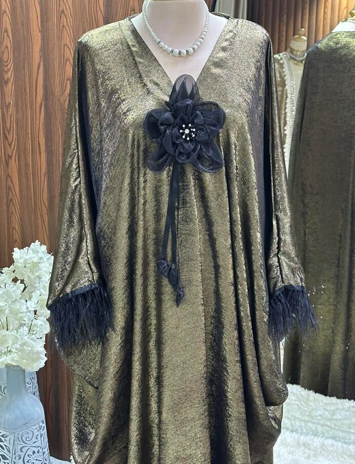 Jebba satin de soie laqué avec broche fleur